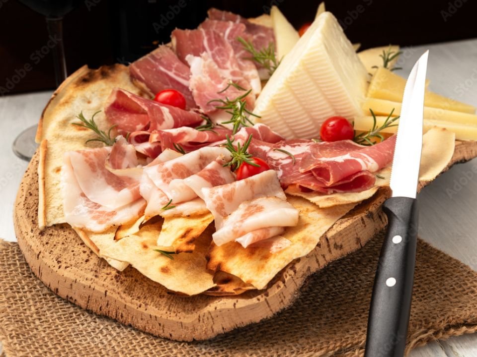 Pane Carasau con salumi e formaggi