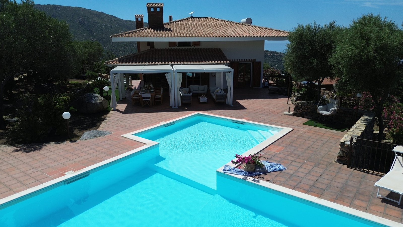 Villa con piscina privata e vista mare vicino Cagliari